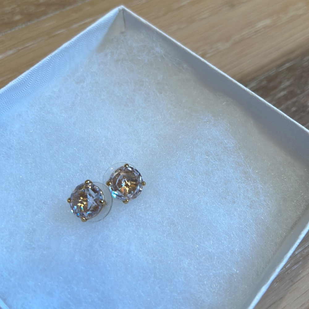 Sparkly studs in clear and gold‎